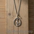 Zilveren hanger met gymnaste die een ritmische gymnastiek oefening met bal op de vloer uitvoert tijdens een wedstrijd.  
Mooi cadeau voor verjaardag of kerstmis.