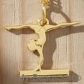 Vergoldeter Silberanhänger  verziert mit einer Turnerin bei einer Übung auf dem Schwebebalken.
Ein wunderschönes Geburtstagsgeschenk.