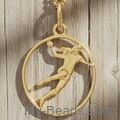 Gold plated zilveren hanger van een handbalster die met een worp actie een handbal gooit tijdens een wedstrijd. 
Mooi cadeau voor verjaardag of wedstrijd.