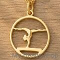Gold plated zilveren hanger met een gold plated zilveren collier van een gymnaste die een oefening doet op de evenwichtsbalk. 
Mooi cadeau voor verjaardag.