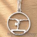 Ciondolo in argento raffigurante una ginnasta che esegue una verticale o un ponte durante una gara di ginnastica. Ciondolo 3D.
Un regalo splendido per un compleanno o natale.