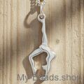 Zilveren hanger van een gymnaste die een handstand of bruggetje uitvoert tijdens gymnastiek wedstrijd. Hanger in 2-D. 
Mooi cadeau voor verjaardag of Kerstmis.