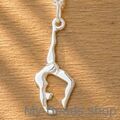 Zilveren sport hanger van een gymnaste die een handstand of bruggetje uitvoert tijdens gymnastiek wedstrijd. Hanger in 2-D. 
Mooi cadeau voor verjaardag of Kerstmis.