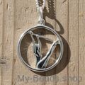 Zilveren hanger met gymnaste die een artistieke gymnastiek oefening op de brug ongelijke leggers uitvoert tijdens een wedstrijd.  
Mooi cadeau voor verjaardag.