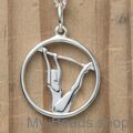 Zilveren hanger met gymnaste die een artistieke gymnastiek oefening op de brug ongelijke leggers uitvoert tijdens een wedstrijd.  
Mooi cadeau voor verjaardag.
