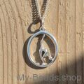 Zilveren hanger met gymnaste die een ritmische gymnastiek oefening met bal op de vloer uitvoert tijdens een wedstrijd.  
Mooi cadeau voor verjaardag of kerstmis.