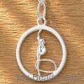 Zilveren hanger met gymnaste die een ritmische gymnastiek oefening met hoepel op de vloer uitvoert tijdens een wedstrijd.  
Mooi cadeau voor verjaardag of kerstmis.