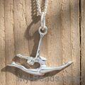 Zilveren hanger met gymnaste die een ritmische gymnastiek spagaatsprong op de vloer uitvoert tijdens een wedstrijd.  
Mooi cadeau voor verjaardag of kerstmis.