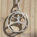 Zilveren hanger met gymnast die een rhönrad turnen oefening uitvoert tijdens een wedstrijd.  
Mooi cadeau voor verjaardag of kerstmis.