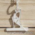 Zilveren hanger van een turner die een oefening paardvoltige uitvoert tijdens artistieke gymnastiek wedstrijd.  
Mooi cadeau voor verjaardag of wedstrijd.