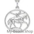 Ciondolo in argento raffigurante un volteggiatore equestre, che esegue un volteggio su un cavallo da volteggio. Esercizi di ginnastica acrobatica durante una competizione.
Un bellissimo regalo per un compleanno o Natale.