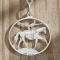 Ciondolo in argento raffigurante un volteggiatore equestre, che esegue un volteggio su un cavallo da volteggio. Esercizi di ginnastica acrobatica durante una competizione.
Un bellissimo regalo per un compleanno o Natale.