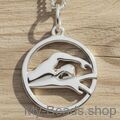 Zilveren hanger met collier van een zwemmer die borstcrawl of vrije slag wedstrijd zwemt in een zwembad. 
Mooi cadeau voor verjaardag of kerstmis.