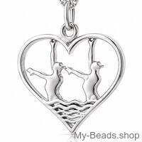 Zilveren hanger met collier van zwemster tijdens synchroonzwemmen. Zwemsters voeren een oefening uit in een zwembad. 
Mooi cadeau voor verjaardag of kerstmis.