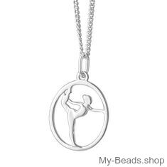 My-Beads sport hanger 424 Zweefstand zilver

Afmeting: 15 mm
Edelmetaal: echt zilver, 925 (1e gehalte), nikkelvrij.
Inclusief geschenkverpakking.
Prijzen zijn incl. B.T.W.


My-Beads sportsieraad zilveren hanger, Zweefstand

Verjaardags cadeau tip voor een turnster / gymnaste.

Toestelturnen / Artistieke Gymnastiek / Sinterklaas / Kerstmis



Dit leuke sportsieraad is ook te bestellen met collier/ketting, echt zilver, 925 (1e gehalte), nikkelvrij.

Het zilveren collier is van Duitse kwaliteit en voorzien van een karabijnsluiting.

Collier/ketting 38 CM of 40 CM van € 17,95 voor € 13,= bij aankoop van deze hanger.

Collier/ketting 45 CM van € 18,95 voor € 14,= bij aankoop van deze hanger.

#MyBeadsSport #Gymnastiek #Turnen 

Gymnastiek merchandise bestel je online bij My-Beads.shop



De vloer is een discipline binnen het toestelturnen / Artistieke Gymnastiek

Een vloeroefening hoort te zijn opgebouwd uit verschillende soorten onderdelen:

Acrobatische onderdelen (series), balansonderdelen (statisch), lenigheidsonderdelen.

De acrobatische series zijn aaneenschakelingen van acrobatische elementen zoals flikflaks, overslagen en salto's.

De vloeroefening hoort te beginnen en te eindigen met een acrobatische serie en ook halverwege de oefening zit nog een acrobatische serie.

Tussendoor worden balansonderdelen geturnd (zoals de handstand) en lenigheidonderdelen (zoals de spagaat).

Bij de vrije oefening op muziek wordt de oefening verder opgevuld met bewegingen op de muziek zoals in het klassiek ballet.

Leuk cadeau voor een gymnaste, gymnast, turnster, turner, trainer, verjaardag of trainster.