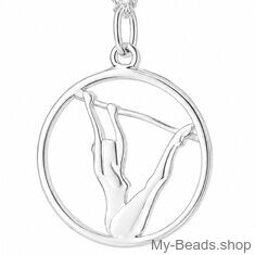Zilveren hanger met gymnaste die een artistieke gymnastiek oefening op de brug ongelijke leggers uitvoert tijdens een wedstrijd.  
Mooi cadeau voor verjaardag.