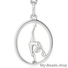 Zilveren hanger met gymnaste die een ritmische gymnastiek oefening met bal op de vloer uitvoert tijdens een wedstrijd.  
Mooi cadeau voor verjaardag of kerstmis.