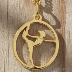 Ciondolo in argento placcato oro raffigurante una ginnasta che esegue un esercizio al corpo libero durante una competizione.
Un regalo splendido per un compleanno o Natale.