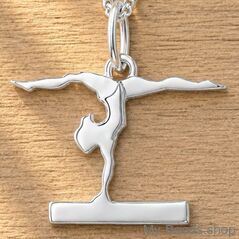 Zilveren hanger met collier van een gymnaste die bij een wedstrijd een gymnastiek vloer oefening doet op de evenwichtsbalk. 
Mooi cadeau voor verjaardag.