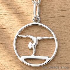 Zilveren sporthanger gymnastiek  met collier van een gymnaste die bij een wedstrijd een gymnastiek vloer oefening doet op de evenwichtsbalk. 
Mooi cadeau voor kerstmis.