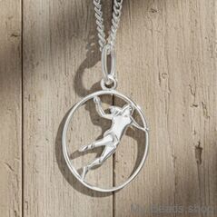 Zilveren hanger van een handbalster die met een worp actie een handbal gooit tijdens een competitie wedstrijd. 
Mooi cadeau voor verjaardag of wedstrijd.