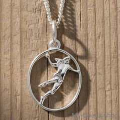 Zilveren hanger van een handbalster die met een worp actie een handbal gooit tijdens een competitie wedstrijd. 
Mooi cadeau voor verjaardag of wedstrijd.