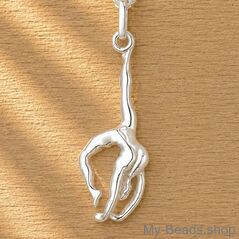 Zilveren sporthanger van een gymnaste die een handstand of bruggetje uitvoert tijdens gymnastiek wedstrijd. Hanger in 3-D. 
Mooi cadeau voor verjaardag of wedstrijd.