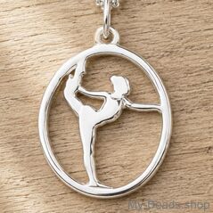 Zilveren hanger van een gymnaste die een artistieke gymnastiek oefening op toestel vloer uitvoert tijdens een wedstrijd.  
Mooi cadeau voor verjaardag.
