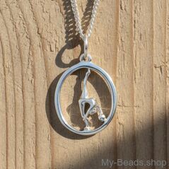 Ciondolo in argento raffigurante una ginnasta che esegue un esercizio di ginnastica ritmica con la palla sul pavimento durante una competizione.
Un regalo splendido per un compleanno o Natale.