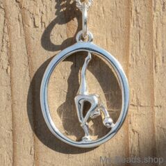 Ciondolo in argento raffigurante una ginnasta che esegue un esercizio di ginnastica ritmica con la palla sul pavimento durante una competizione.
Un regalo splendido per un compleanno o Natale.