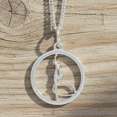 Ciondolo in argento raffigurante una ginnasta che esegue un esercizio di ginnastica ritmica con il cerchio a terra durante una competizione.
Un regalo perfetto per un compleanno o Natale.