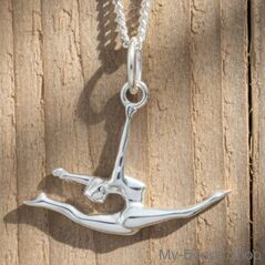 Ciondolo in argento raffigurante una ginnasta che esegue un salto spaccato di ginnastica ritmica al corpo libero durante una competizione.
Un regalo splendido per un compleanno o Natale.