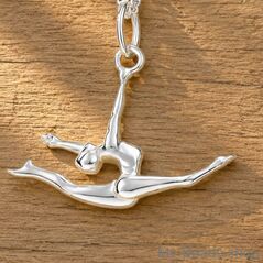 Zilveren hanger met gymnaste die een ritmische gymnastiek spagaatsprong op de vloer uitvoert tijdens een wedstrijd.  
Mooi cadeau voor verjaardag of kerstmis.