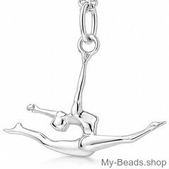 Zilveren hanger met gymnaste die een ritmische gymnastiek spagaatsprong op de vloer uitvoert tijdens een wedstrijd.  
Mooi cadeau voor verjaardag of kerstmis.