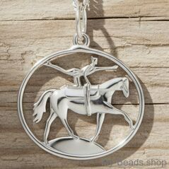 Ciondolo in argento raffigurante un volteggiatore equestre, che esegue un volteggio su un cavallo da volteggio. Esercizi di ginnastica acrobatica durante una competizione.
Un bellissimo regalo per un compleanno o Natale.