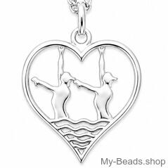 Zilveren hanger met collier van zwemster tijdens synchroonzwemmen. Zwemsters voeren een oefening uit in een zwembad. 
Mooi cadeau voor verjaardag of kerstmis.