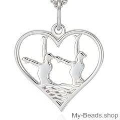 Ciondolo in argento con collana raffigurante una nuotatrice durante una gara di nuoto sincronizzato. Le nuotatrici eseguono una routine in piscina.
Un bellissimo regalo per un compleanno o Natale.