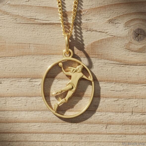 Gold plated zilveren hanger van een handbalster die met een worp actie een handbal gooit tijdens een wedstrijd. 
Mooi cadeau voor verjaardag of wedstrijd.