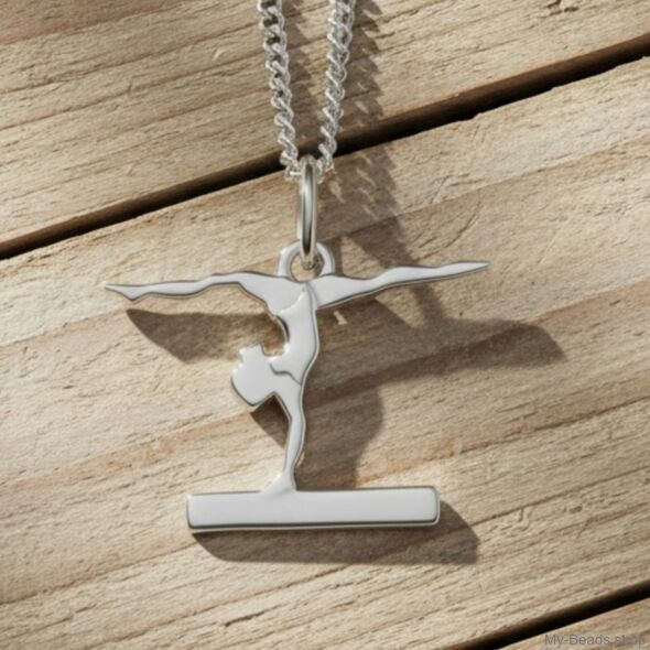 Silberne Halskette mit einem silbernen Anhänger, der eine Turnerin im Handstand auf dem Schwebebalken zeigt.
Geschenkidee: Weihnachten, Geburtstag