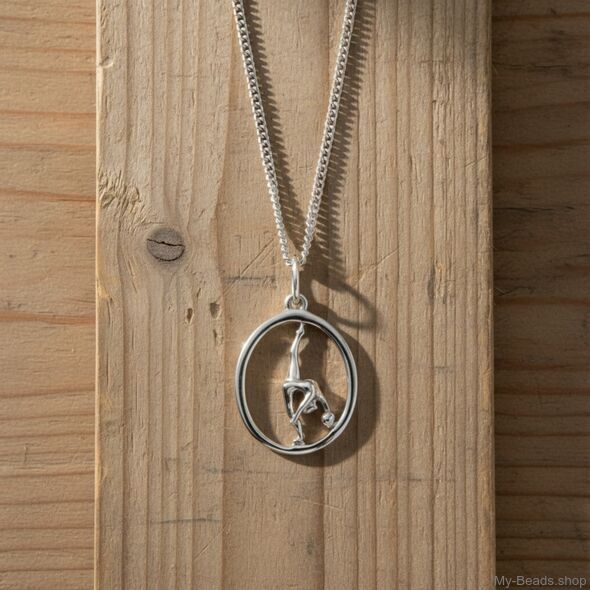 Zilveren hanger met gymnaste die een ritmische gymnastiek oefening met bal op de vloer uitvoert tijdens een wedstrijd.  
Mooi cadeau voor verjaardag of kerstmis.