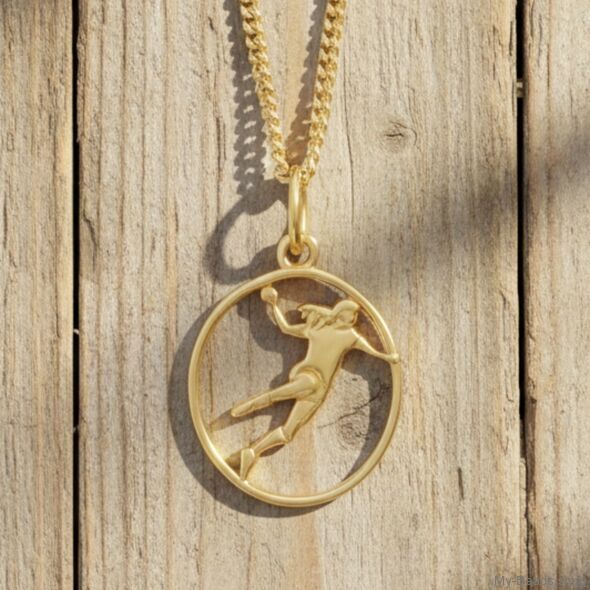 Gold plated zilveren hanger van een handbalster die met een worp actie een handbal gooit tijdens een wedstrijd. 
Mooi cadeau voor verjaardag of wedstrijd.