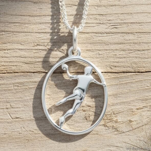 Zilveren hanger van een handballer die met een worp actie een handbal gooit tijdens een competitie wedstrijd. 
Mooi cadeau voor verjaardag of wedstrijd.