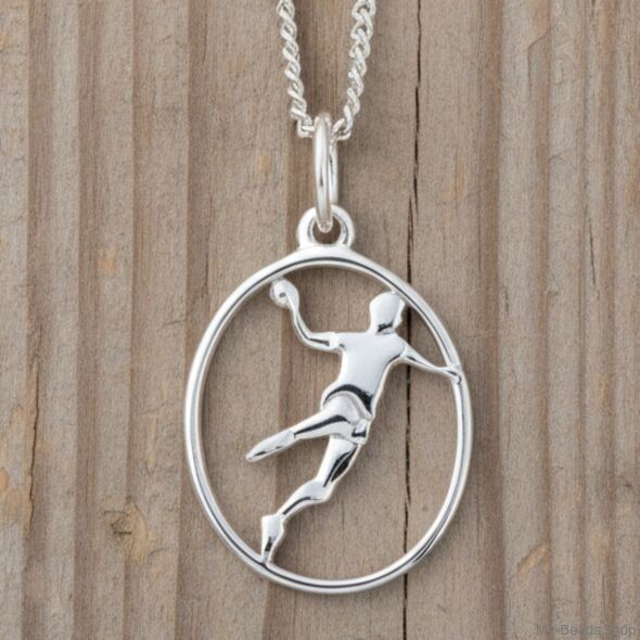 Zilveren hanger van een handballer die met een worp actie een handbal gooit tijdens een competitie wedstrijd. 
Mooi cadeau voor verjaardag of wedstrijd.