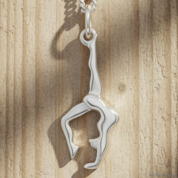 Zilveren hanger van een gymnaste die een handstand of bruggetje uitvoert tijdens gymnastiek wedstrijd. Hanger in 2-D. 
Mooi cadeau voor verjaardag of Kerstmis.