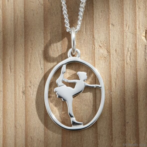 Zilveren hanger met collier van een schaatsster die bij een kunstschaatsen wedstrijd een oefening doet op de ijsbaan. 
Mooi cadeau voor verjaardag of kerstmis.