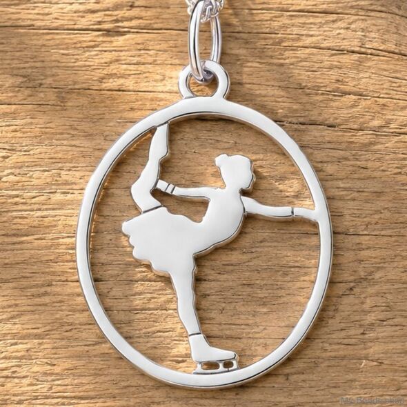 Zilveren hanger met collier van een schaatsster die bij een kunstschaatsen wedstrijd een oefening doet op de ijsbaan. 
Mooi cadeau voor verjaardag of kerstmis.