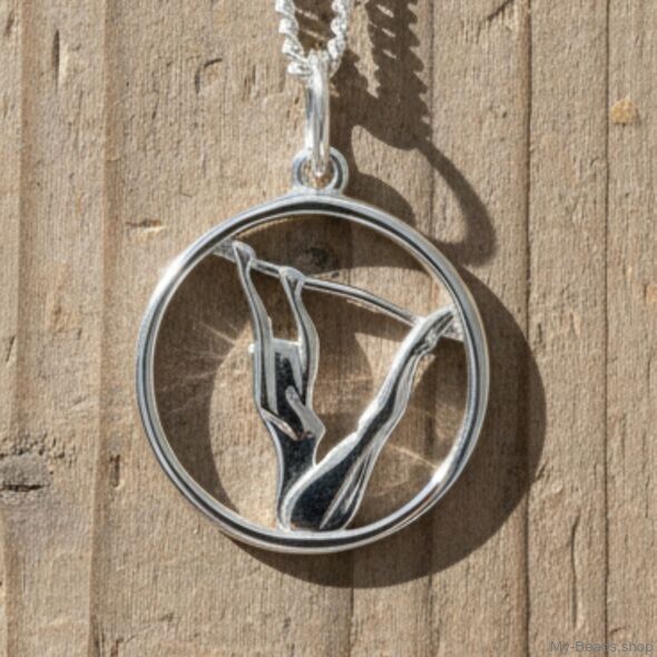 Zilveren hanger met gymnaste die een artistieke gymnastiek oefening op de brug ongelijke leggers uitvoert tijdens een wedstrijd.  
Mooi cadeau voor verjaardag.