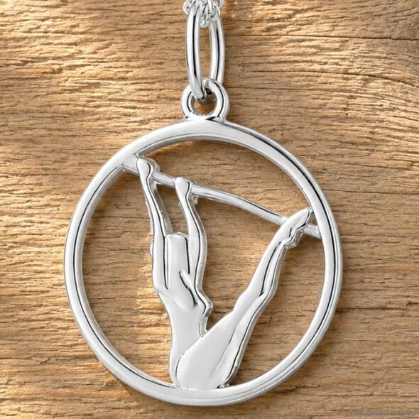 Ciondolo in argento raffigurante una ginnasta che esegue un esercizio di ginnastica artistica alle parallele asimmetriche durante una competizione.
Un bellissimo regalo di compleanno.