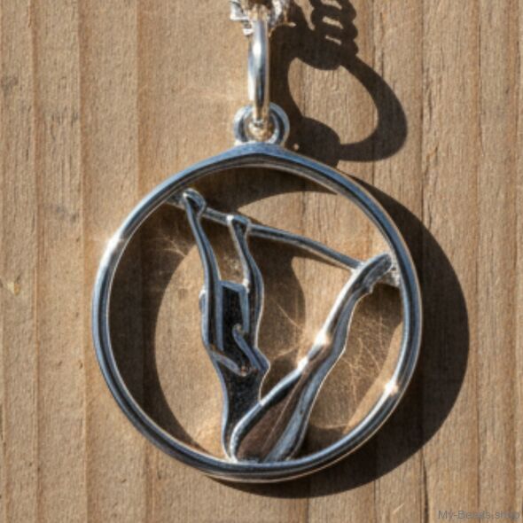 Zilveren hanger met gymnaste die een artistieke gymnastiek oefening op de brug ongelijke leggers uitvoert tijdens een wedstrijd.  
Mooi cadeau voor verjaardag.
