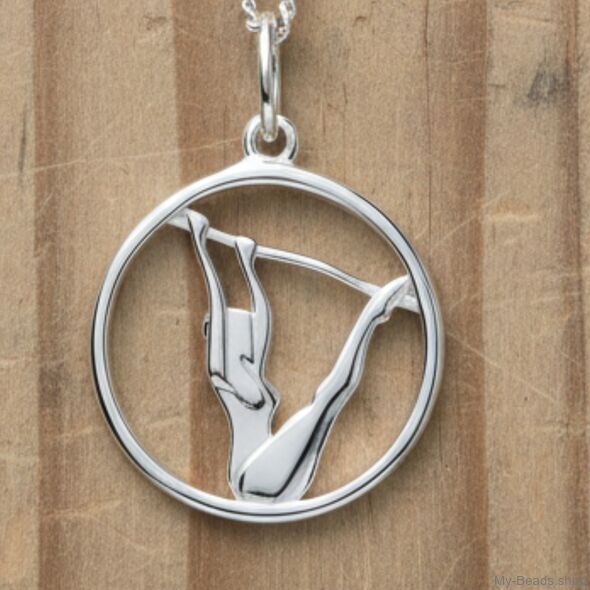 Zilveren hanger met gymnaste die een artistieke gymnastiek oefening op de brug ongelijke leggers uitvoert tijdens een wedstrijd.  
Mooi cadeau voor verjaardag.